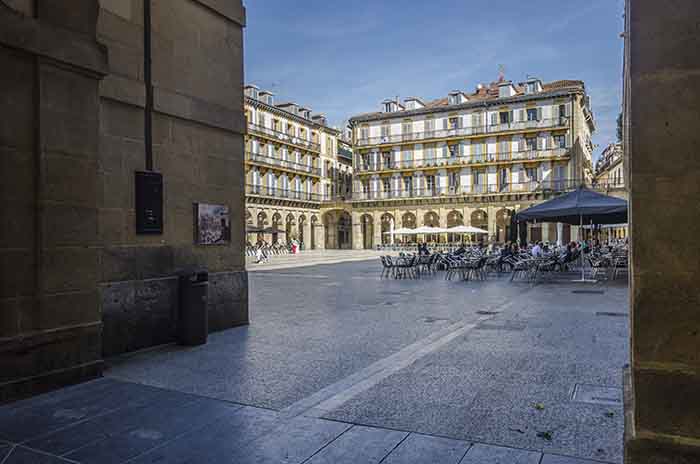 Guipúzcoa - San Sebastián 010 - plaza de La Constitución.jpg